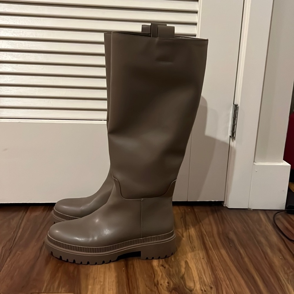 Tall chunky boot